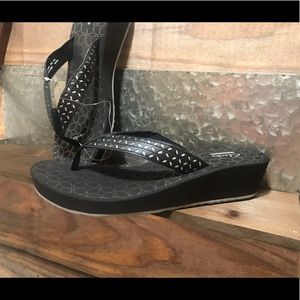 Women’s thong wedge flip-flop. Clark’s size 8